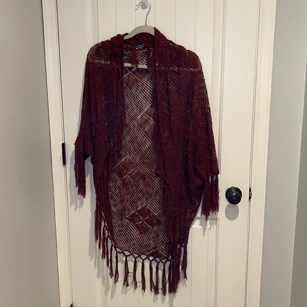 DELICATE KNITTED FRINGE CARDIGAN.